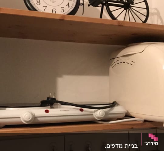 מדף עץ עם מכשירי חשמל במטבח